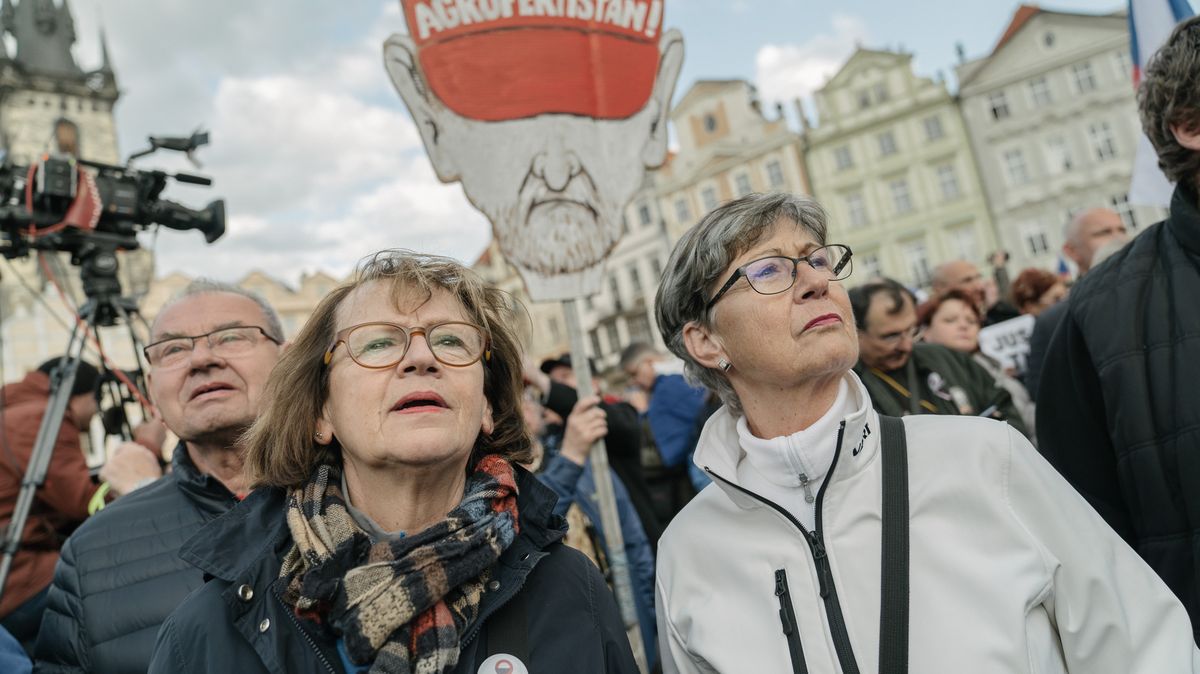 Rok protestů proti Babišovi ve fotkách: Češi přestali řešit politiku jen před televizí